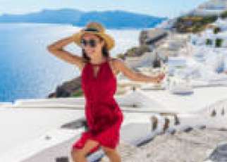 kobieta wakacje wyspa Santorini Grecja