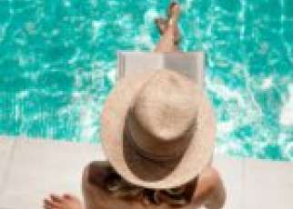 kobieta w kapeluszu przy basenie