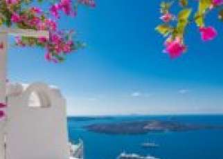 Grecja białe budynki niebieskie morze różowe kwiaty