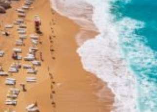 plaża Turcja piasek morze fale leżaki