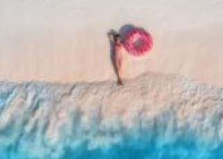 plaża morze kobieta dmuchane koło ratunkowe różowe wakacje wczasy