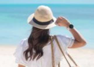 wakacje kobieta w kapeluszu morze