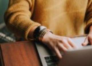 laptop pisanie kobieta blog