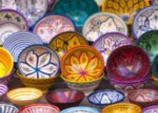 Tradycyjne kolorowe naczynia Maroko