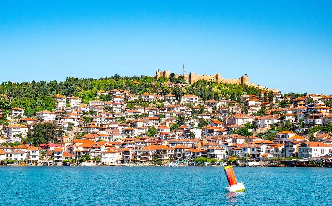 Vista de Ohrid com a fortaleza do Czar Samoila elevando-se sobre a cidade