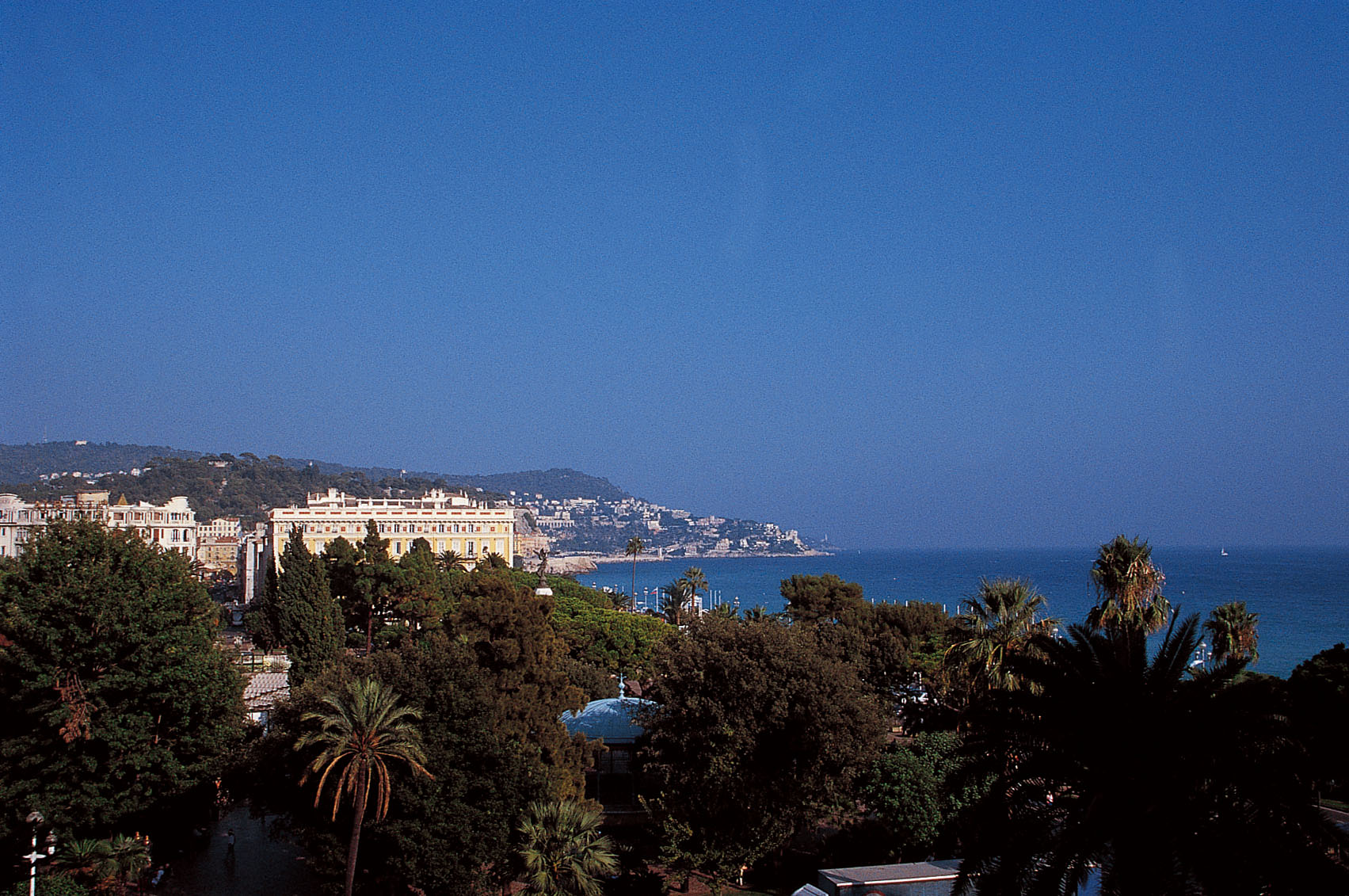 Ницца 4. Бухта ангелов Ницца. Залив ангелов Ницца. Le Meridien nice отель. Лазурный берег Франции Ницца девушки.